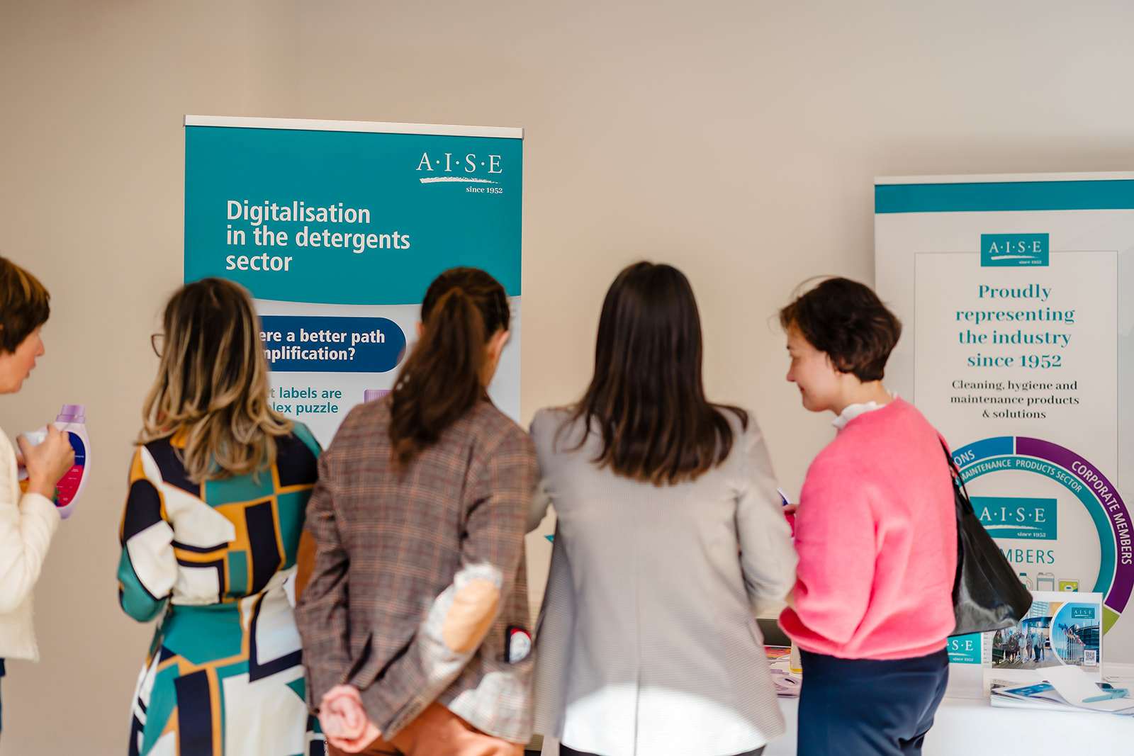 Industry showcases digital labelling solutions at drop-in exhibition in Brussels